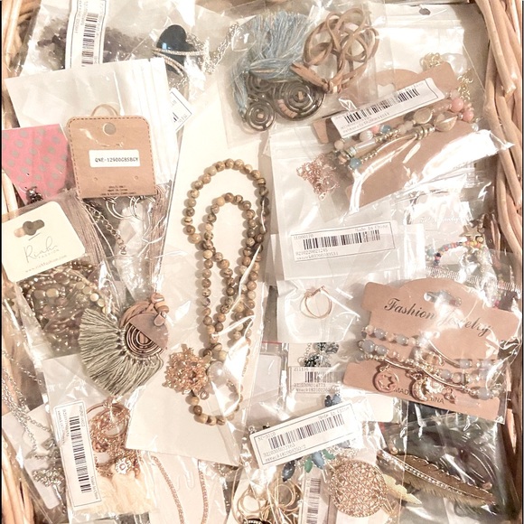 🌾MYSTERY SURPRISE 6 FOR $38 JEWELRY BUNDLE - Picture 8 of 16